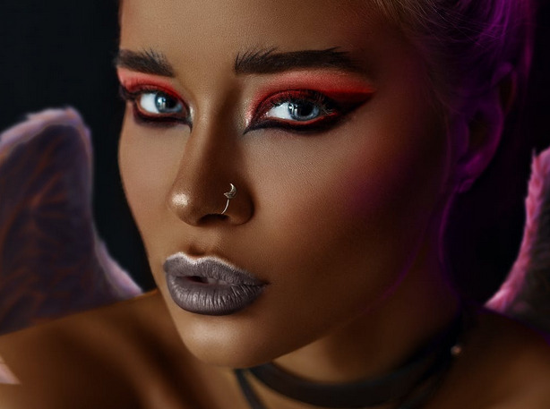 winged eyeliner
